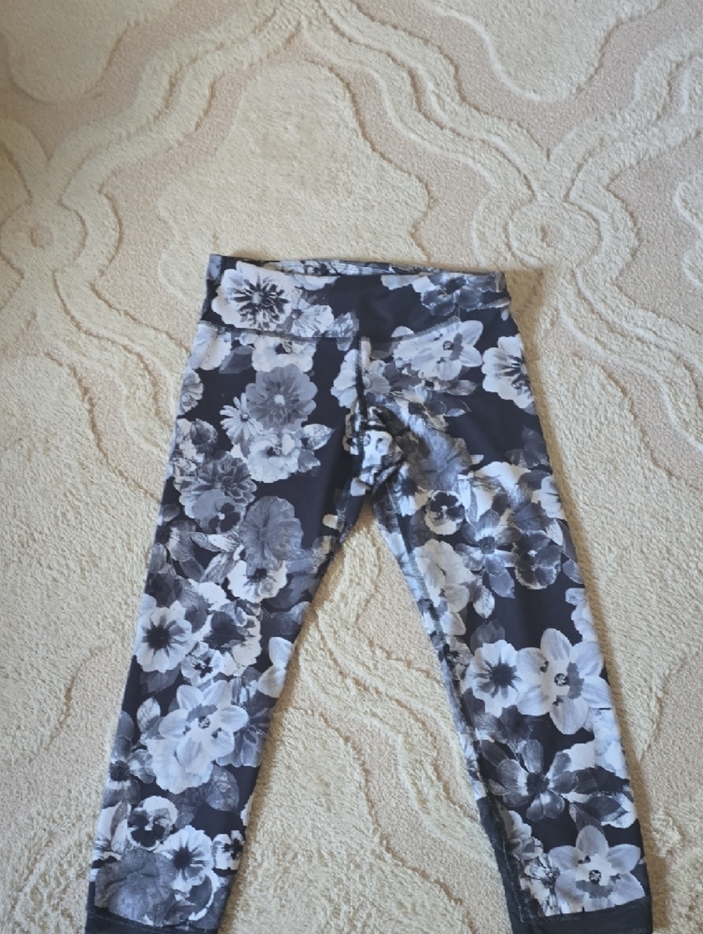Old Navy Black and White Floral Leggings Active - Picture 2 of 6